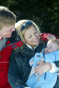 17-03-2004 KONINKLIJK HUIS: ALEX-AMALIA-MAXIMA OP VAKANTIE IN LECH OOSTENRIJK.Voor Amalia de eerste keer in de sneeuw in Lech.
foto: Albert den Iseger