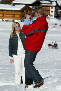 17-03-2004 KONINKLIJK HUIS: ALEX-AMALIA-MAXIMA OP VAKANTIE IN LECH OOSTENRIJK.Voor Amalia de eerste keer in de sneeuw in Lech.
foto: Albert den Iseger