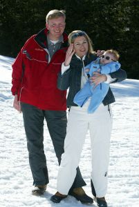17-03-2004 KONINKLIJK HUIS: ALEX-AMALIA-MAXIMA OP VAKANTIE IN LECH OOSTENRIJK.Voor Amalia de eerste keer in de sneeuw in Lech.
foto: Albert den Iseger