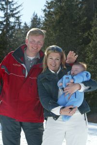 17-03-2004 KONINKLIJK HUIS: ALEX-AMALIA-MAXIMA OP VAKANTIE IN LECH OOSTENRIJK.Voor Amalia de eerste keer in de sneeuw in Lech.
foto: Albert den Iseger
