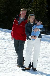 17-03-2004 KONINKLIJK HUIS: ALEX-AMALIA-MAXIMA OP VAKANTIE IN LECH OOSTENRIJK.Voor Amalia de eerste keer in de sneeuw in Lech.
foto: Albert den Iseger