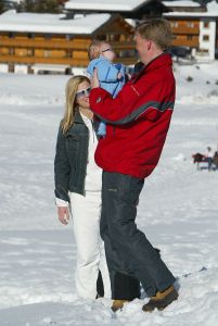  17-03-2004 KONINKLIJK HUIS: ALEX-AMALIA-MAXIMA OP VAKANTIE IN LECH OOSTENRIJK.Voor Amalia de eerste keer in de sneeuw in Lech.
foto: Albert den Iseger