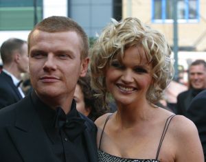 05-04-2004 SHOWBIZZ; PREMIERE VAN MUSICAL LION KING TE SCHEVENINGEN.BASTIAAN RAGAS EN TOOSKE BREUGEM 
FOTO; ALBERT DEN ISEGER.