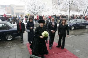 02-03-2005 KONINKLIJK HUIS; BEATRIX OP BEZOEK IN  ANNA POLOWMA OM BEELD TE ONTHULLEN EN OM  IN BREEZAND VOORJAARS BLOEMEN TENTOONSTELLING TE OPENEN.
FOTO; ALBERT DEN ISEGER