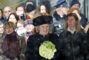 02-03-2005 KONINKLIJK HUIS; BEATRIX OP BEZOEK IN  ANNA POLOWMA OM BEELD TE ONTHULLEN EN OM  IN BREEZAND VOORJAARS BLOEMEN TENTOONSTELLING TE OPENEN.
FOTO; ALBERT DEN ISEGER