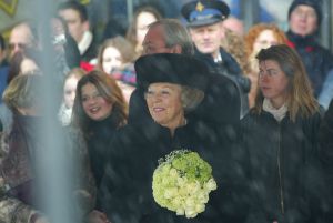 02-03-2005 KONINKLIJK HUIS; BEATRIX OP BEZOEK IN  ANNA POLOWMA OM BEELD TE ONTHULLEN EN OM  IN BREEZAND VOORJAARS BLOEMEN TENTOONSTELLING TE OPENEN.
FOTO; ALBERT DEN ISEGER