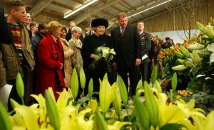 02-03-2005 KONINKLIJK HUIS; BEATRIX OP BEZOEK IN  ANNA POLOWMA OM BEELD TE ONTHULLEN EN OM  IN BREEZAND VOORJAARS BLOEMEN TENTOONSTELLING TE OPENEN.
FOTO; ALBERT DEN ISEGER