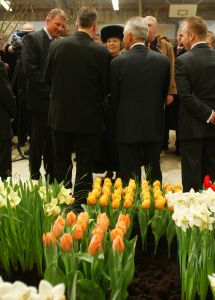 02-03-2005 KONINKLIJK HUIS; BEATRIX OP BEZOEK IN  ANNA POLOWMA OM BEELD TE ONTHULLEN EN OM  IN BREEZAND VOORJAARS BLOEMEN TENTOONSTELLING TE OPENEN.
FOTO; ALBERT DEN ISEGER