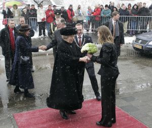 02-03-2005 KONINKLIJK HUIS; BEATRIX OP BEZOEK IN  ANNA POLOWMA OM BEELD TE ONTHULLEN EN OM  IN BREEZAND VOORJAARS BLOEMEN TENTOONSTELLING TE OPENEN.
FOTO; ALBERT DEN ISEGER