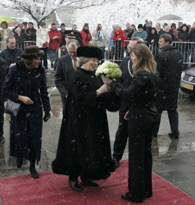 02-03-2005 KONINKLIJK HUIS; BEATRIX OP BEZOEK IN  ANNA POLOWMA OM BEELD TE ONTHULLEN EN OM  IN BREEZAND VOORJAARS BLOEMEN TENTOONSTELLING TE OPENEN.
FOTO; ALBERT DEN ISEGER