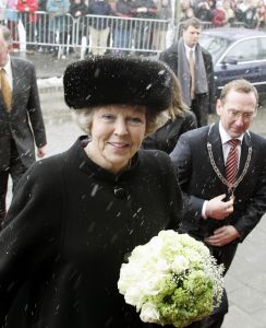 02-03-2005 KONINKLIJK HUIS; BEATRIX OP BEZOEK IN  ANNA POLOWMA OM BEELD TE ONTHULLEN EN OM  IN BREEZAND VOORJAARS BLOEMEN TENTOONSTELLING TE OPENEN.
FOTO; ALBERT DEN ISEGER