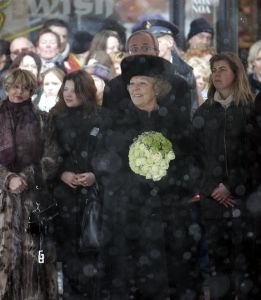 02-03-2005 KONINKLIJK HUIS; BEATRIX OP BEZOEK IN  ANNA POLOWMA OM BEELD TE ONTHULLEN EN OM  IN BREEZAND VOORJAARS BLOEMEN TENTOONSTELLING TE OPENEN.
FOTO; ALBERT DEN ISEGER