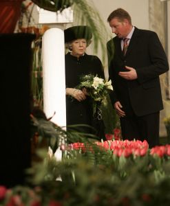 02-03-2005 KONINKLIJK HUIS; BEATRIX OP BEZOEK IN  ANNA POLOWMA OM BEELD TE ONTHULLEN EN OM  IN BREEZAND VOORJAARS BLOEMEN TENTOONSTELLING TE OPENEN.
FOTO; ALBERT DEN ISEGER