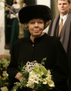 02-03-2005 KONINKLIJK HUIS; BEATRIX OP BEZOEK IN  ANNA POLOWMA OM BEELD TE ONTHULLEN EN OM  IN BREEZAND VOORJAARS BLOEMEN TENTOONSTELLING TE OPENEN.
FOTO; ALBERT DEN ISEGER