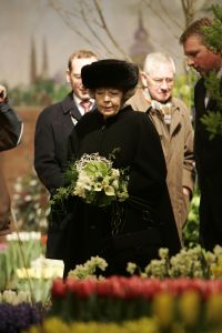 02-03-2005 KONINKLIJK HUIS; BEATRIX OP BEZOEK IN  ANNA POLOWMA OM BEELD TE ONTHULLEN EN OM  IN BREEZAND VOORJAARS BLOEMEN TENTOONSTELLING TE OPENEN.
FOTO; ALBERT DEN ISEGER