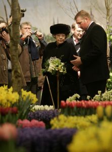 02-03-2005 KONINKLIJK HUIS; BEATRIX OP BEZOEK IN  ANNA POLOWMA OM BEELD TE ONTHULLEN EN OM  IN BREEZAND VOORJAARS BLOEMEN TENTOONSTELLING TE OPENEN.
FOTO; ALBERT DEN ISEGER