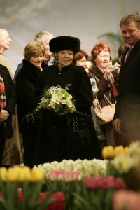 02-03-2005 KONINKLIJK HUIS; BEATRIX OP BEZOEK IN  ANNA POLOWMA OM BEELD TE ONTHULLEN EN OM  IN BREEZAND VOORJAARS BLOEMEN TENTOONSTELLING TE OPENEN.
FOTO; ALBERT DEN ISEGER