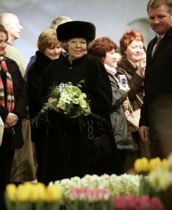 02-03-2005 KONINKLIJK HUIS; BEATRIX OP BEZOEK IN  ANNA POLOWMA OM BEELD TE ONTHULLEN EN OM  IN BREEZAND VOORJAARS BLOEMEN TENTOONSTELLING TE OPENEN.
FOTO; ALBERT DEN ISEGER