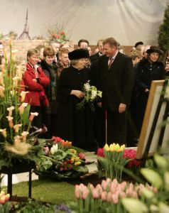 02-03-2005 KONINKLIJK HUIS; BEATRIX OP BEZOEK IN  ANNA POLOWMA OM BEELD TE ONTHULLEN EN OM  IN BREEZAND VOORJAARS BLOEMEN TENTOONSTELLING TE OPENEN.
FOTO; ALBERT DEN ISEGER