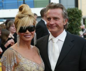 05-04-2004 SHOWBIZZ; PREMIERE VAN MUSICAL LION KING TE SCHEVENINGEN. CONNY EN HANS BREUKHOVEN
FOTO; ALBERT DEN ISEGER.