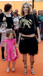 15-08-2004 SHOWBIZZ; FILMPREMIERE GARFIELD TE AMSTERDAM. Tal van bekende nederlanders en hun kindren kwamen naar de film Garfield. Dewi en Naomi
FOTO; ALBERTDEN ISEGER.