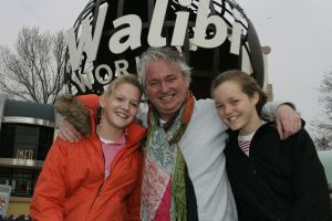 25-03-2005 SHOWBIZZ; VIP DAG IN WALIBI WORLD TE BIDDINGHUIZEN. VELE BN ers WAREN AANWEZIG OP DE OPENINGSDAG VAN HET VERNIEUWDE WALIBI WORLD. DICK BEYER EN DOCHTERS
FOTO\'S ALBERT DEN ISEGER