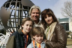 25-03-2005 SHOWBIZZ; VIP DAG IN WALIBI WORLD TE BIDDINGHUIZEN. VELE BN ers WAREN AANWEZIG OP DE OPENINGSDAG VAN HET VERNIEUWDE WALIBI WORLD.DRIES ROELVINK EN FAMILIE
FOTO\'S ALBERT DEN ISEGER