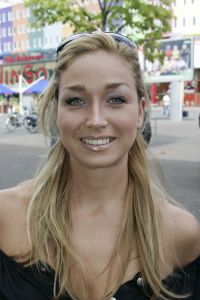 15-08-2004 SHOWBIZZ; FILMPREMIERE GARFIELD TE AMSTERDAM. Tal van bekende nederlanders en hun kindren kwamen naar de film Garfield. Zangeres Do
FOTO; ALBERTDEN ISEGER.