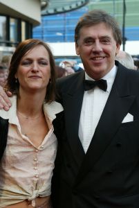 05-04-2004 SHOWBIZZ; PREMIERE VAN MUSICAL LION KING TE SCHEVENINGEN. ED NIJPELS EN VROUW
FOTO; ALBERT DEN ISEGER.