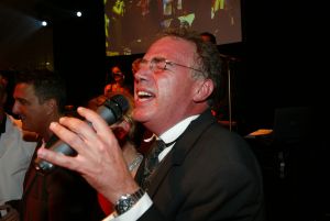 01-10-2003 SHOWBIZZ; WAR CHILD GALA TE SCHEVENINGEN IN RESTAURANT LA GALLERIA.FOTO EDWARD NIESSING ALS ZANGER
FOTO; ALBERT DEN ISEGER