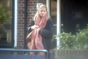 02-04-2003 ACTUEEL;EMILY BREMERS IN VERWACHTING EN OP WEG NAAR DOKTER.
FOTO;ALBERT DEN ISEGER