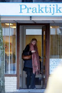 02-04-2003 ACTUEEL;EMILY BREMERS IN VERWACHTING EN OP WEG NAAR DOKTER.
FOTO;ALBERT DEN ISEGER