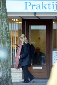 02-04-2003 ACTUEEL;EMILY BREMERS IN VERWACHTING EN OP WEG NAAR DOKTER.
FOTO;ALBERT DEN ISEGER