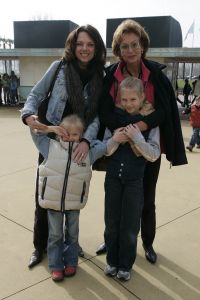 25-03-2005 SHOWBIZZ; VIP DAG IN WALIBI WORLD TE BIDDINGHUIZEN. VELE BN ers WAREN AANWEZIG OP DE OPENINGSDAG VAN HET VERNIEUWDE WALIBI WORLD. ESTHER DULLER EN MOEDER EN DE KINDEREN
FOTO\'S ALBERT DEN ISEGER