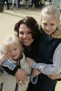 25-03-2005 SHOWBIZZ; VIP DAG IN WALIBI WORLD TE BIDDINGHUIZEN. VELE BN ers WAREN AANWEZIG OP DE OPENINGSDAG VAN HET VERNIEUWDE WALIBI WORLD.ESTHER DULLER EN HAAR KINDEREN
FOTO\'S ALBERT DEN ISEGER