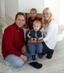 07-10-2003 SHOWBIZZ; THUIS BIJ FRANS BAUER IN FYNAART.
FRANS EN MARISKA EN HUN ZOONS JAN EN CHRISTIAAN BAUER
FOTO;ALBERT DEN ISEGER