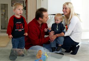 07-10-2003 SHOWBIZZ; THUIS BIJ FRANS BAUER IN FYNAART.
FRANS EN MARISKA EN HUN ZOONS JAN EN CHRISTIAAN BAUER
FOTO;ALBERT DEN ISEGER