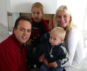 07-10-2003 SHOWBIZZ; THUIS BIJ FRANS BAUER IN FYNAART.
FRANS EN MARISKA EN HUN ZOONS JAN EN CHRISTIAAN BAUER
FOTO;ALBERT DEN ISEGER