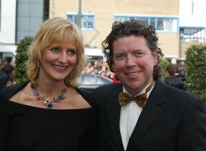 05-04-2004 SHOWBIZZ; PREMIERE VAN MUSICAL LION KING TE SCHEVENINGEN. HENK JAN SMITS EN VROUW
FOTO; ALBERT DEN ISEGER.