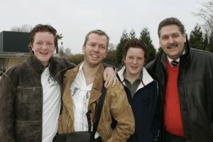 25-03-2005 SHOWBIZZ; VIP DAG IN WALIBI WORLD TE BIDDINGHUIZEN. VELE BN ers WAREN AANWEZIG OP DE OPENINGSDAG VAN HET VERNIEUWDE WALIBI WORLD. HENK KROL VAN DE GAY KRANT MET VRIENDEN
FOTO\'S ALBERT DEN ISEGER