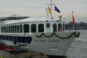  06-02-2003 KONINKLIJK HUIS: MAXIMA DOOPT SCHIP IN ROTTERDAM MET DE NAAM  PRINS WILLEM ALEXANDER.
FORO;ALBERT DEN ISEGER