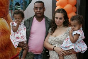 15-08-2004 SHOWBIZZ; FILMPREMIERE GARFIELD TE AMSTERDAM. Tal van bekende nederlanders en hun kindren kwamen naar de film Garfield.Howard  Komproe en familie
FOTO; ALBERTDEN ISEGER.
