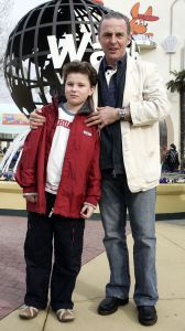 25-03-2005 SHOWBIZZ; VIP DAG IN WALIBI WORLD TE BIDDINGHUIZEN. VELE BN ers WAREN AANWEZIG OP DE OPENINGSDAG VAN HET VERNIEUWDE WALIBI WORLD. HUUB STAPEL EN ZIJN ZOON
FOTO\'S ALBERT DEN ISEGER