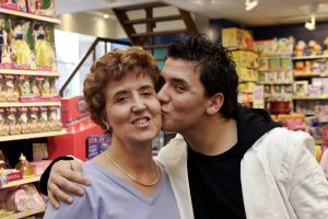 21-03-2005 SHOWBIZZ; JAN SMIT EN VOLENDAM  ZIJN ER KLAAR VOOR OM TE KIJKEN NAAR  GEWOON JAN SMIT . DE REALITYSOAP IS VANAF 25 MAART TE ZIEN.
FOTO; ALBERT DEN ISEGER