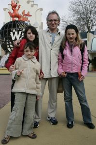25-03-2005 SHOWBIZZ; VIP DAG IN WALIBI WORLD TE BIDDINGHUIZEN. VELE BN ers WAREN AANWEZIG OP DE OPENINGSDAG VAN HET VERNIEUWDE WALIBI WORLD. JEROEN VAN INKEL EN DOCHTERS ISABELLE EN TEDDY EN VRIENDIN EMY ( roze jasje)
FOTO\'S ALBERT DEN ISEGER