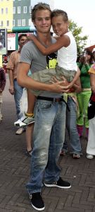 15-08-2004 SHOWBIZZ; FILMPREMIERE GARFIELD TE AMSTERDAM. Tal van bekende nederlanders en hun kindren kwamen naar de film Garfield. Jim Bakkum en neefje
FOTO; ALBERTDEN ISEGER.