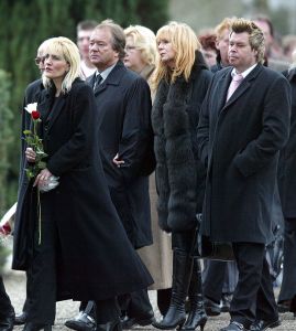 05-02-2004 SHOWBIZZ; BEGRAFENIS VAN DEBORA DOCHTER VAN HANNY.
FOTO;ALBERT DEN ISEGER