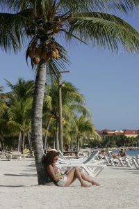 23-02-2005 SHOWBIZZ; KATJA SCHUURMAN OP MAMBO BEACH CURACAO. zij was daar ivm premiere van film cool en 06-05 van theo van gogh.
FOTO; ALBERT DEN ISEGER