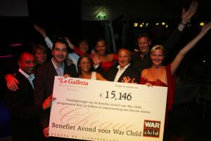 01-10-2003 SHOWBIZZ; WAR CHILD GALA TE SCHEVENINGEN IN RESTAURANT LA GALLERIA.FOTO CHEQUE VAN LA GALLERIA VOOR WAR CHILD
FOTO; ALBERT DEN ISEGER
