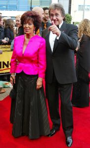05-04-2004 SHOWBIZZ; PREMIERE VAN MUSICAL LION KING TE SCHEVENINGEN. LEE TOWERS EN ZIJN VROUW
FOTO; ALBERT DEN ISEGER.